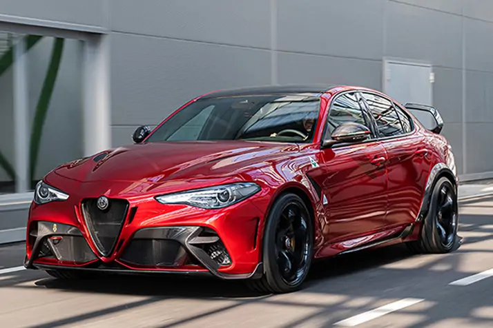 Alfa Romeo Giulia stationnée, vue trois-quarts avant, mettant en avant son élégance sportive