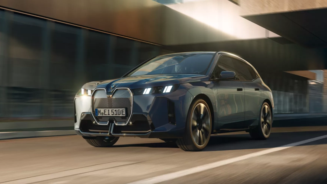 BMW X3, vue trois quart route