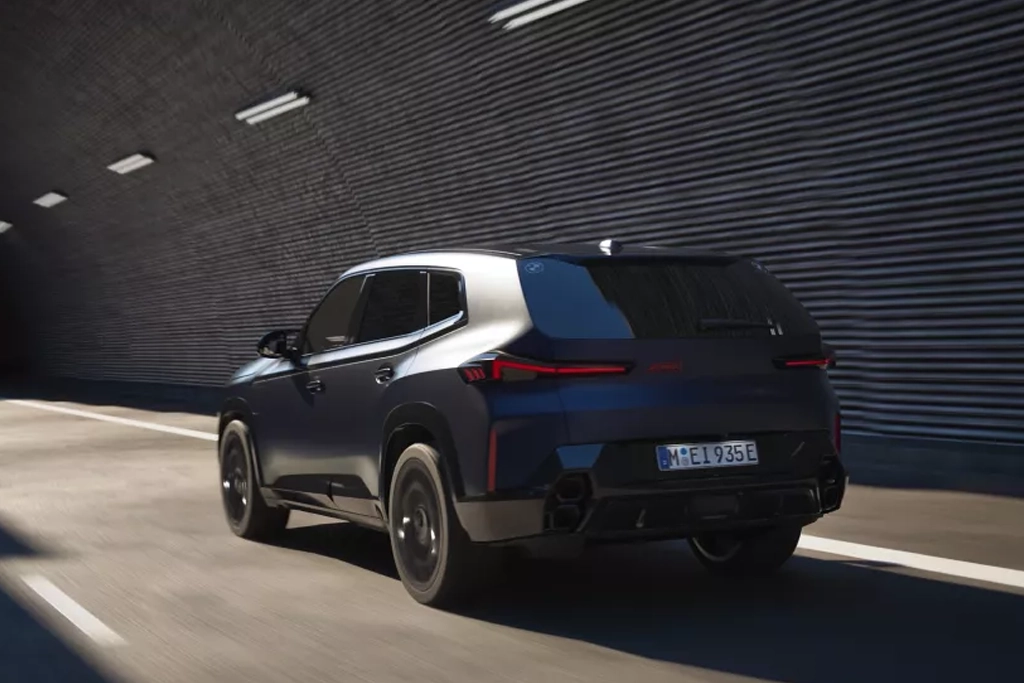 Vue arrière du BMW XM hybride rechargeable en mouvement
