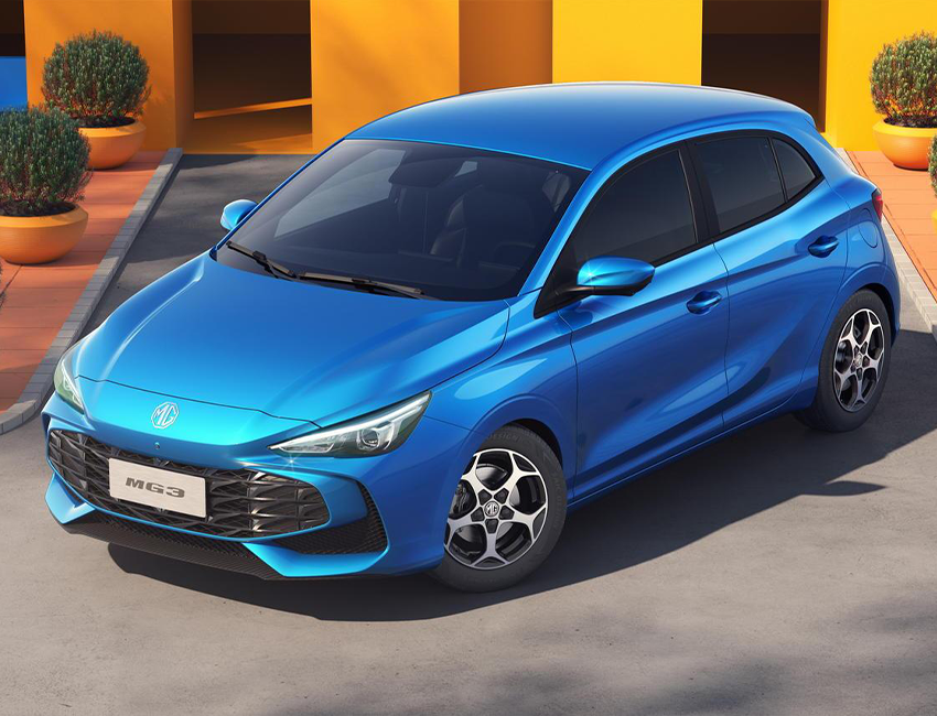 Vue de face de la MG3 Hybrid+ sur route urbaine