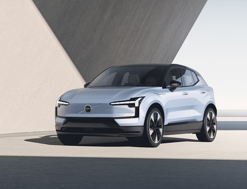 Vue de face du Volvo EX30 électrique sur fond sombre