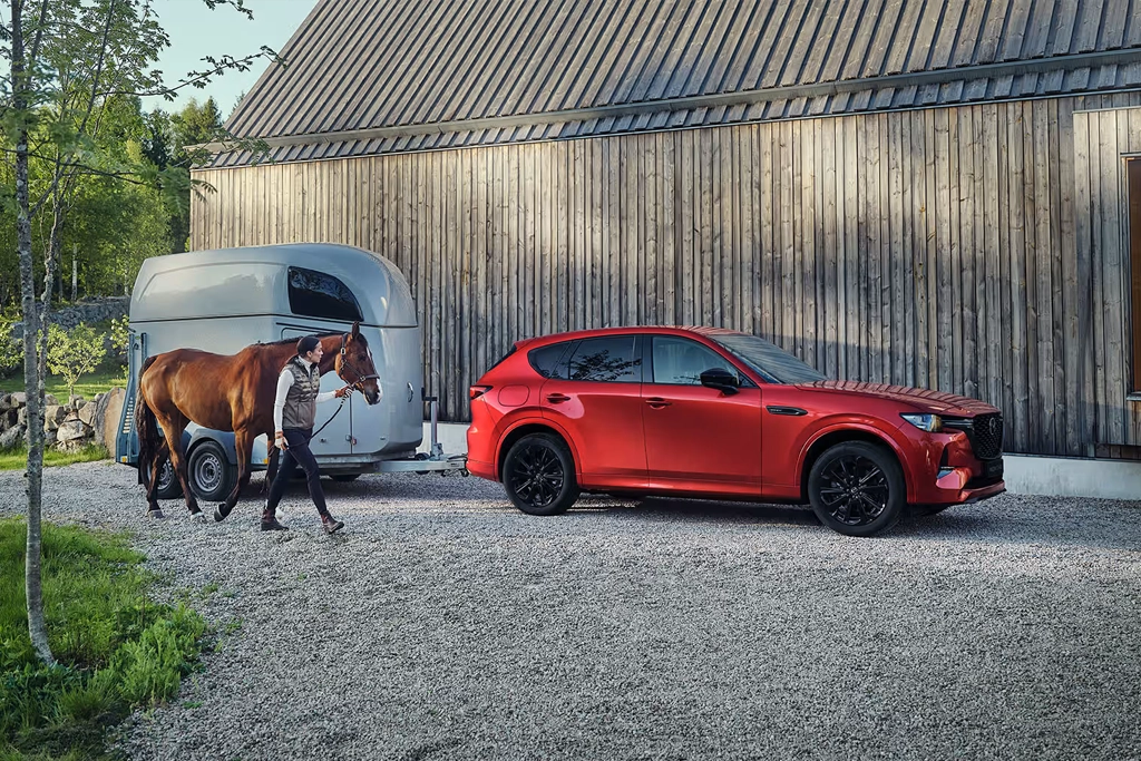 Profil latéral du Mazda CX-60 en mouvement