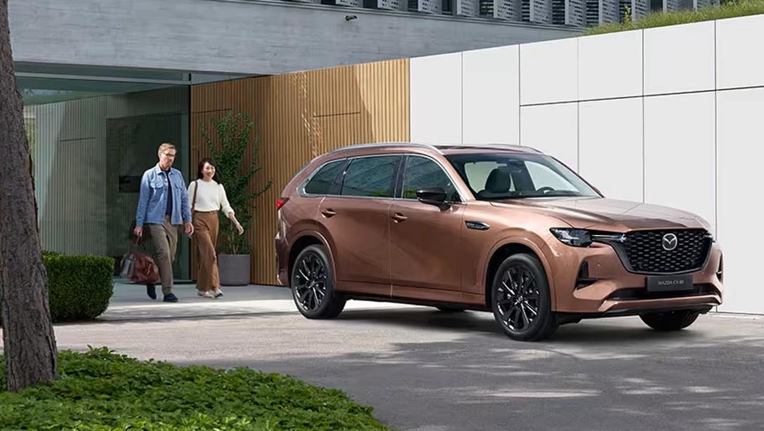 Vue latérale du Mazda CX-80 sur fond noir