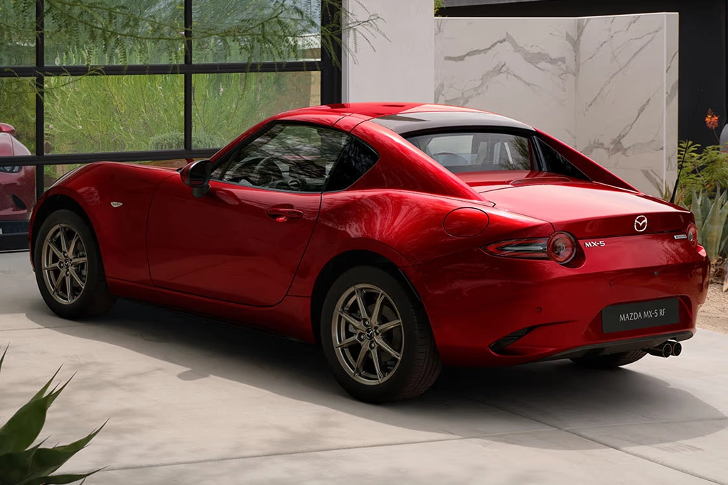 Mazda MX-5 RF en conduite sur route sinueuse