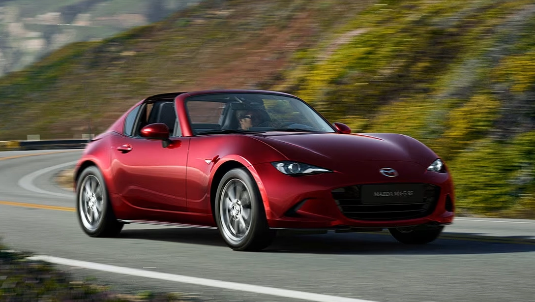 Vue latérale de la Mazda MX-5 RF sur fond sombre